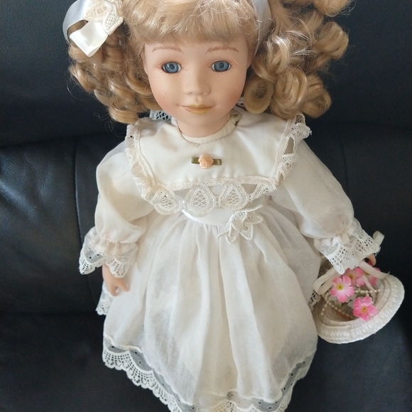 Porcelain doll - Picture 3 of 6